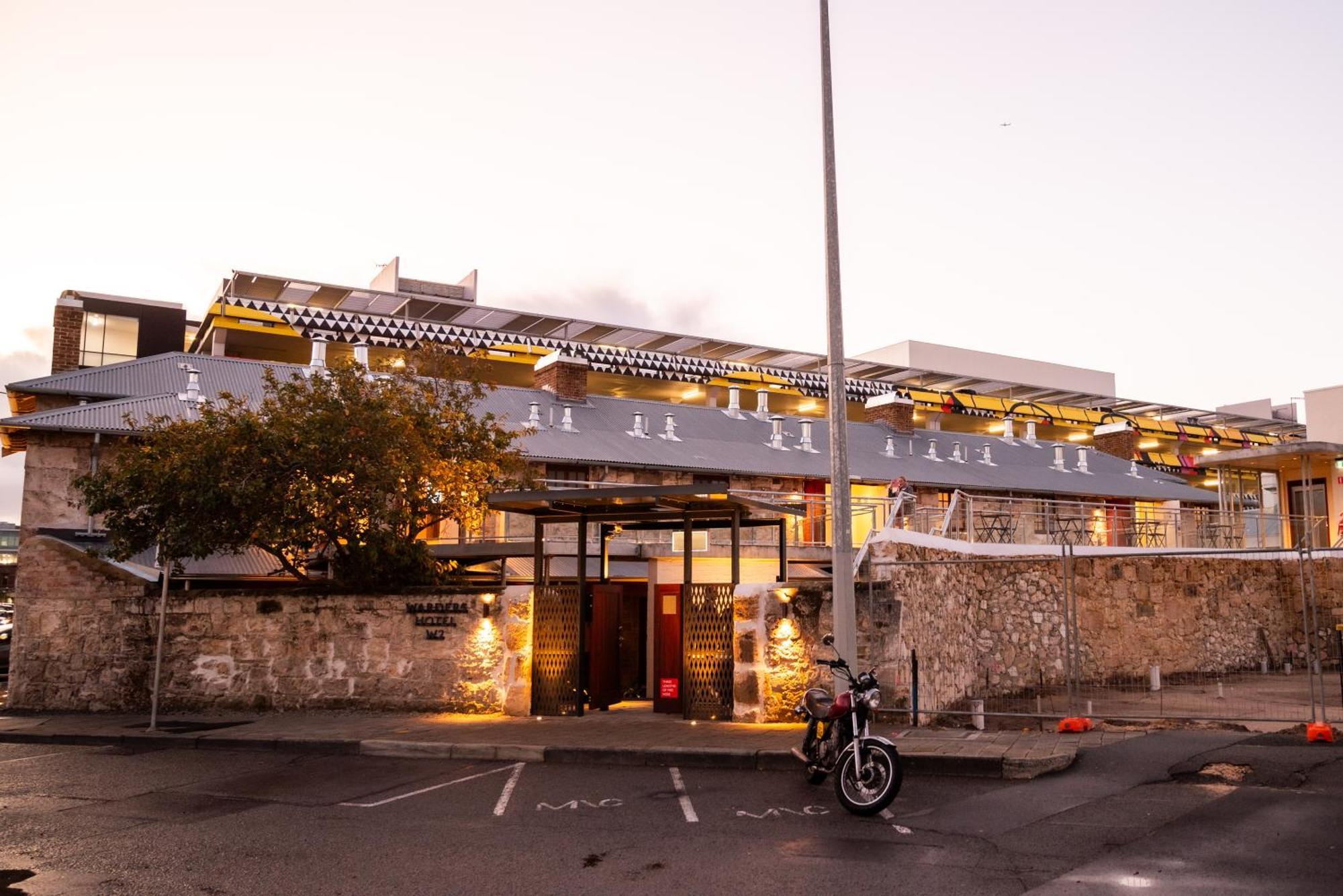 Warders Hotel Fremantle Markets Exterior photo